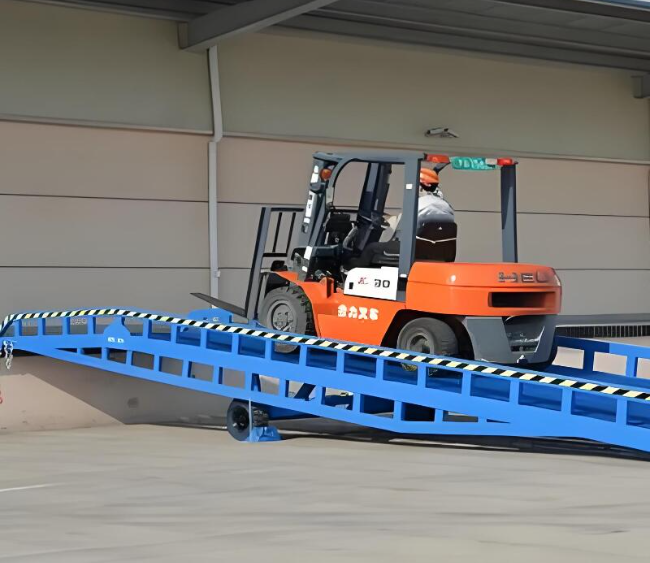 岑巩移动式卸货平台（叉车用）